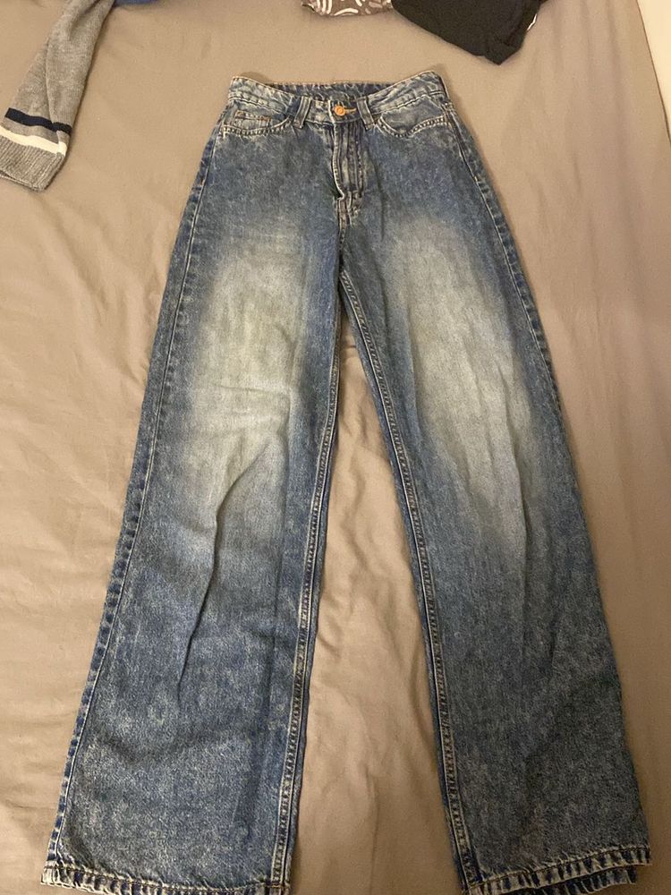 SALE PRICE!- straight leg H&amp;M acid washed jeans💿