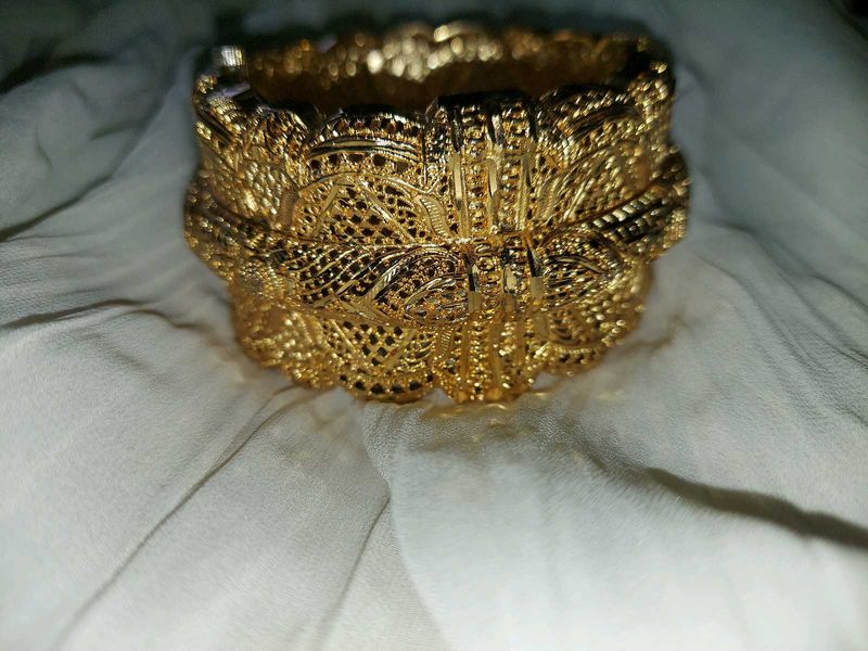 Elegant Gold Bangle