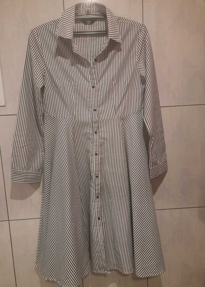 An Elegant Dress With Grey Stripes On White Base