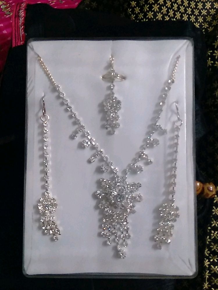 Beautiful Artificial Necklace Set With Mang Tika
