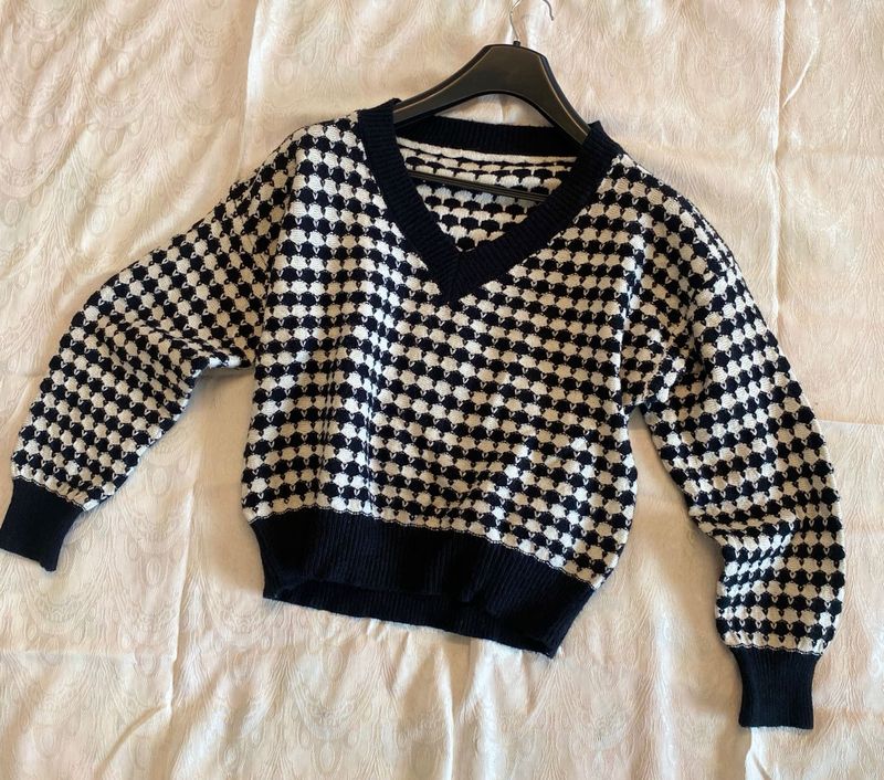 Black N white Pullover Sweater