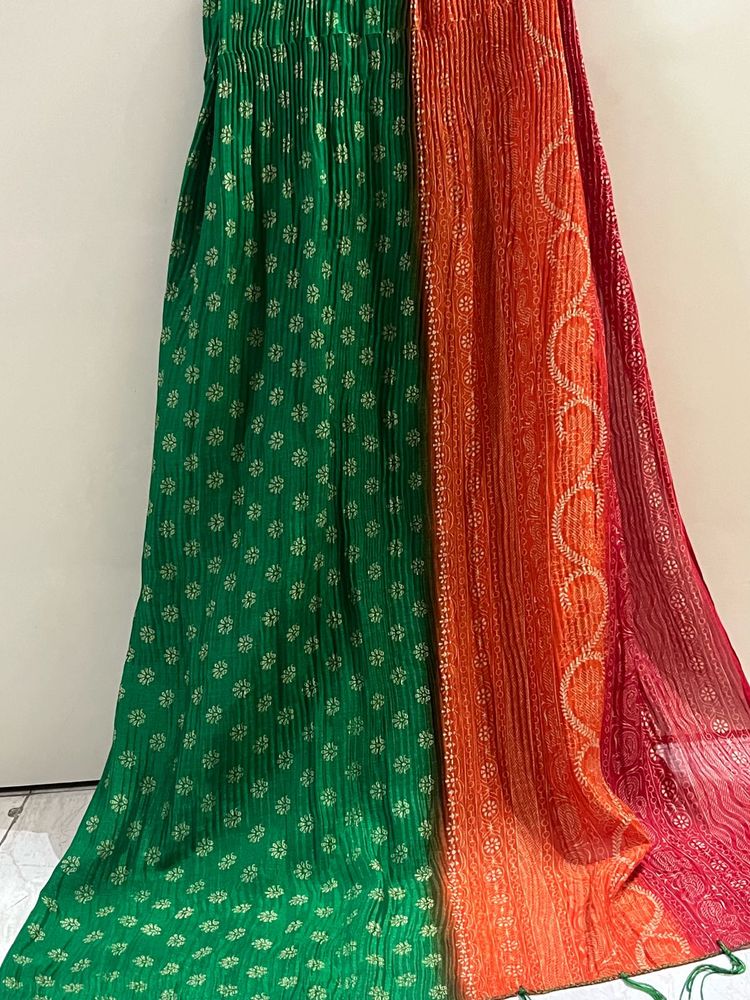 red green duppatta