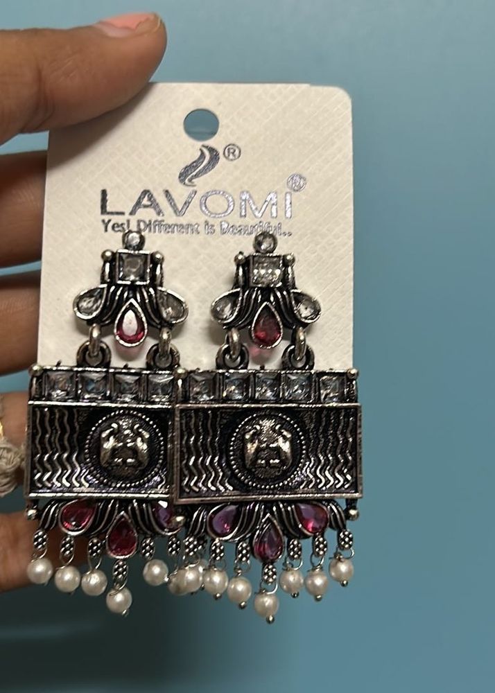 Lavomi Dangle Earrings
