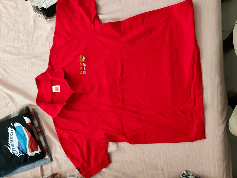 Red T-shirt In Very Good condition
