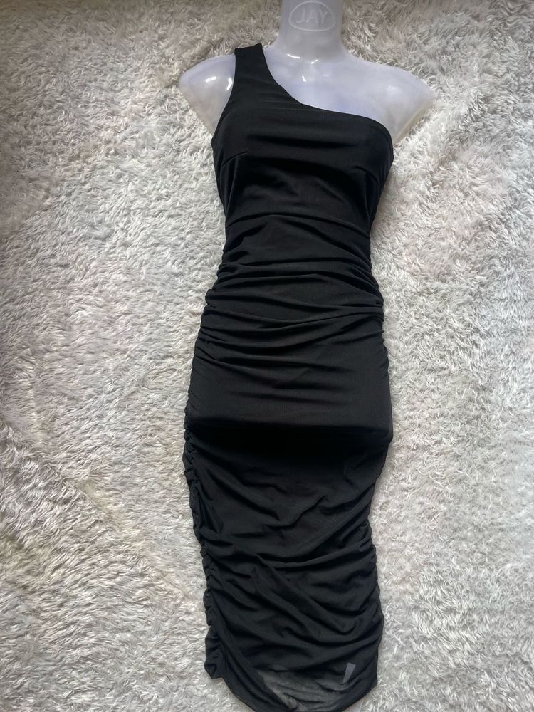 Chic One-Shoulder Dress