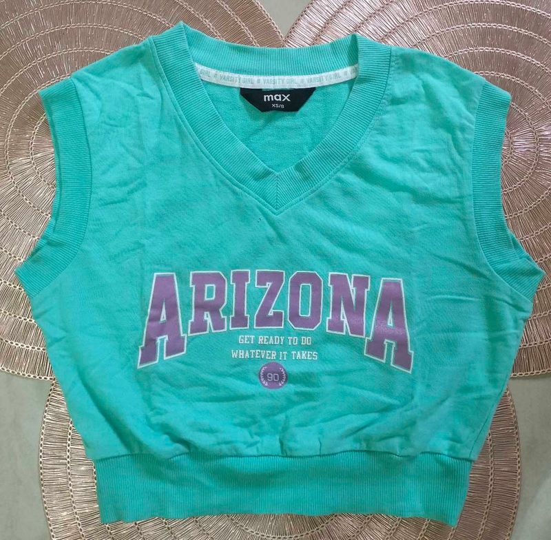 V-neck Crop Graphic T-shirt