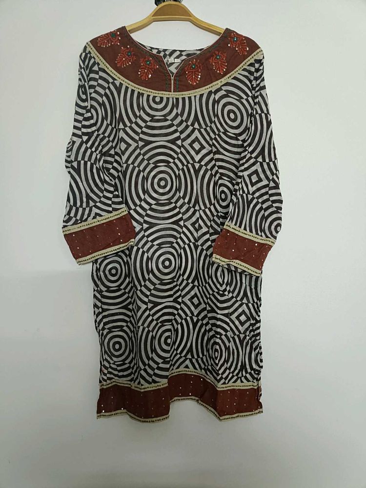 Brown&amp;OffWhite Geometric Print Kurti , Embroidery