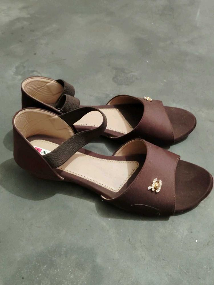 Brown sadals with little heel