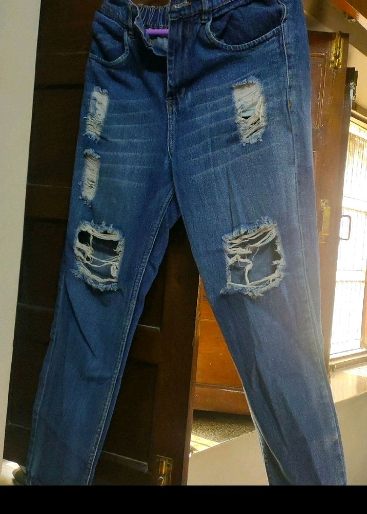 Girls_blue_damage_jeans
