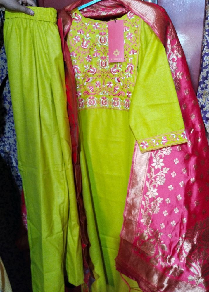 Vishudh Kurti Pant Dupatta Set