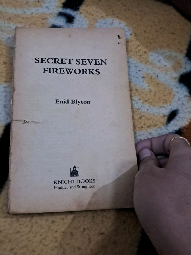 Enid Blyton  *Secret Seven Fireworks*