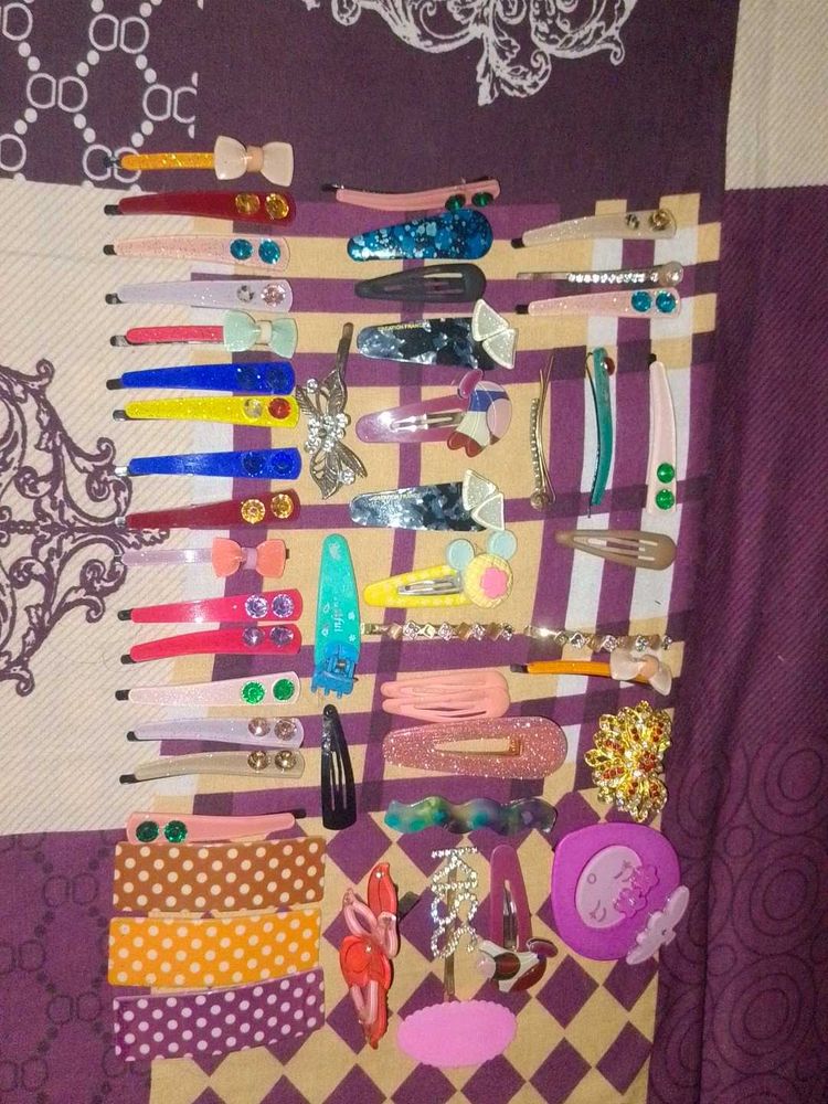 BUY ATLEAST 3 Hair Clips✨