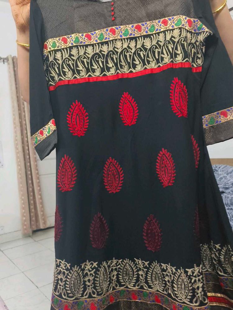 Elegant Black Embroidered Kurta