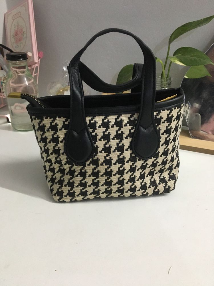 Twit Small Handbag(black And White )