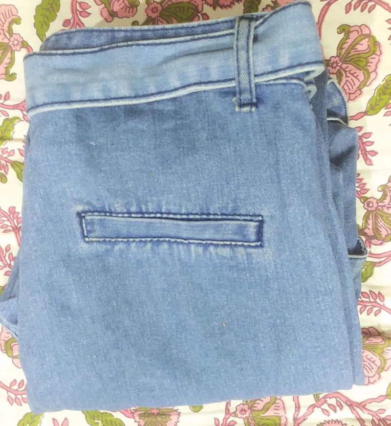 A blue jeans with belt