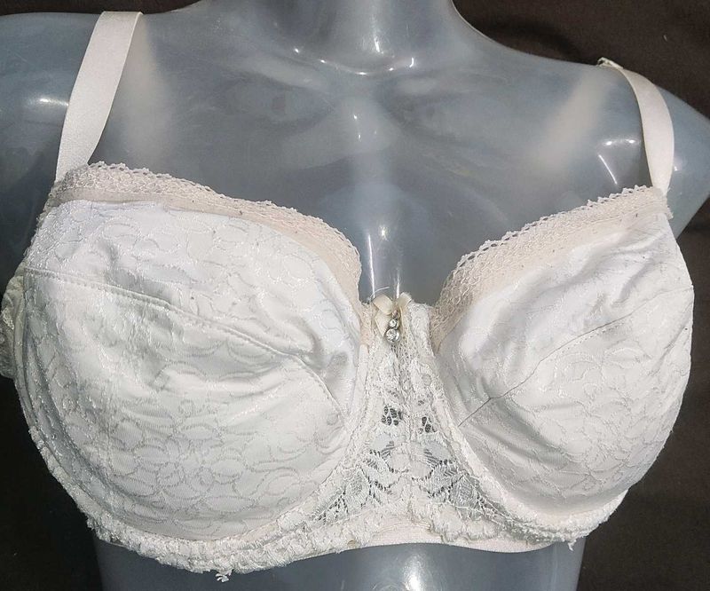 Elegant White Lace Bra 🖤