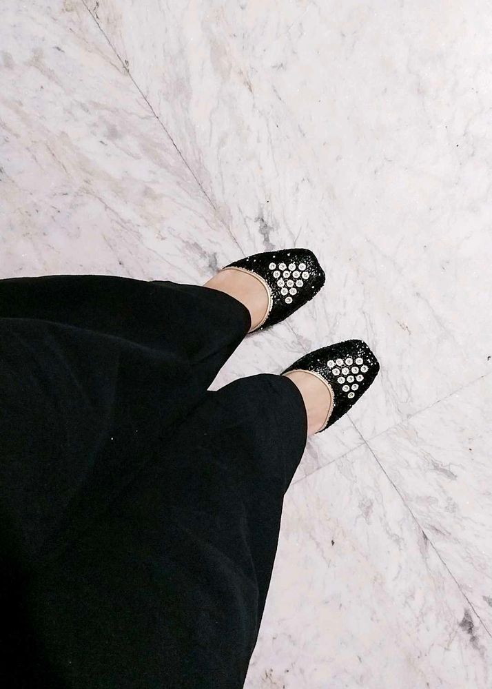 Black Embellished Juttis