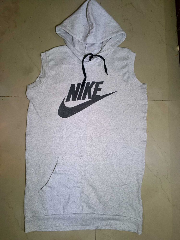 grey sleevless nike hoodie