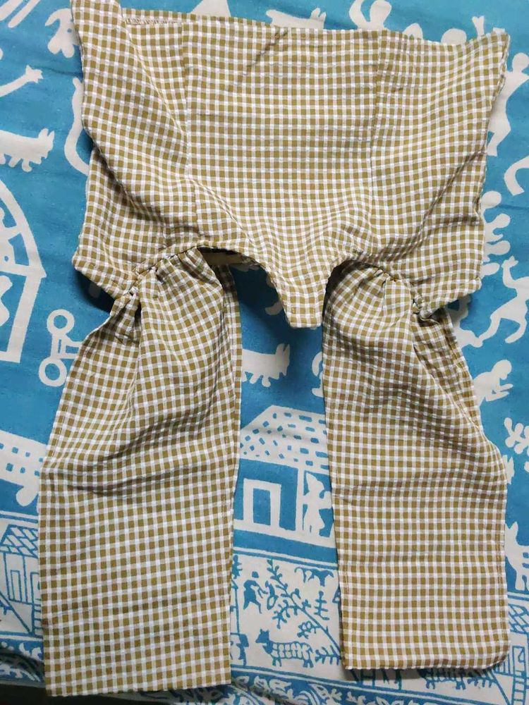 It&#39;s a crop top with criss cross band.
