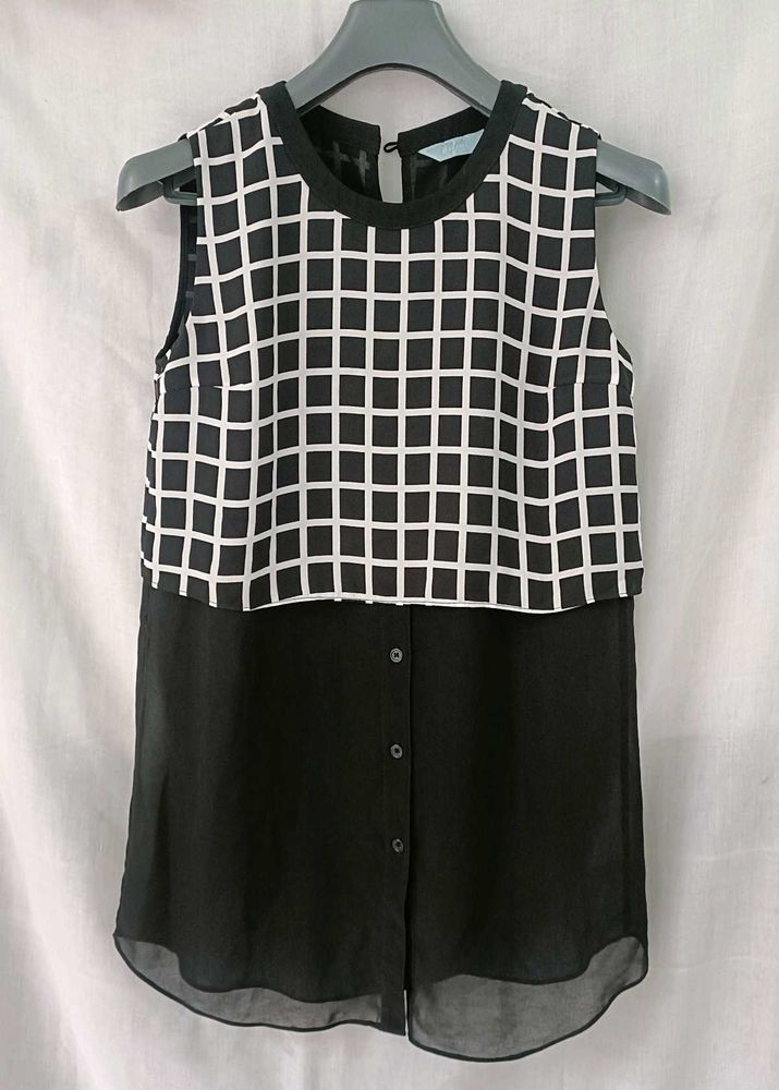Chic Sleeveless Blouse