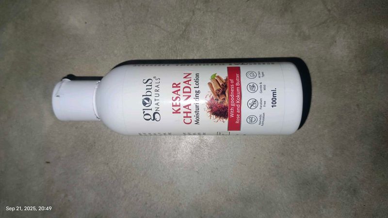 Globus Naturals kesar Chandan Moisturizer Lotion