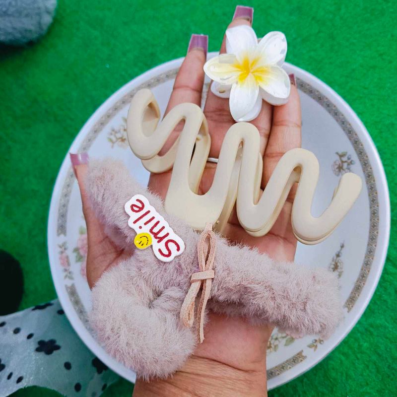 Fluffy Smile Hair Claw Clip