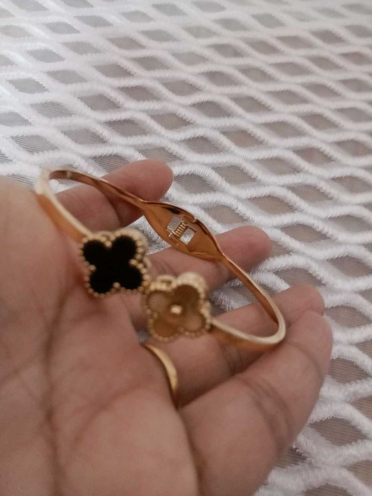 ✨✨SALE✨✨Black And Gold Flower Bracelet