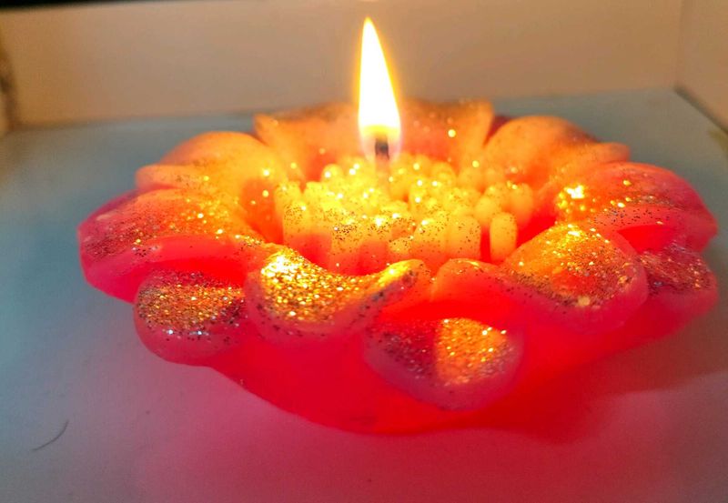 SET OF 2 FLOWER 🌼 CANDLE&#39;S 🕯️