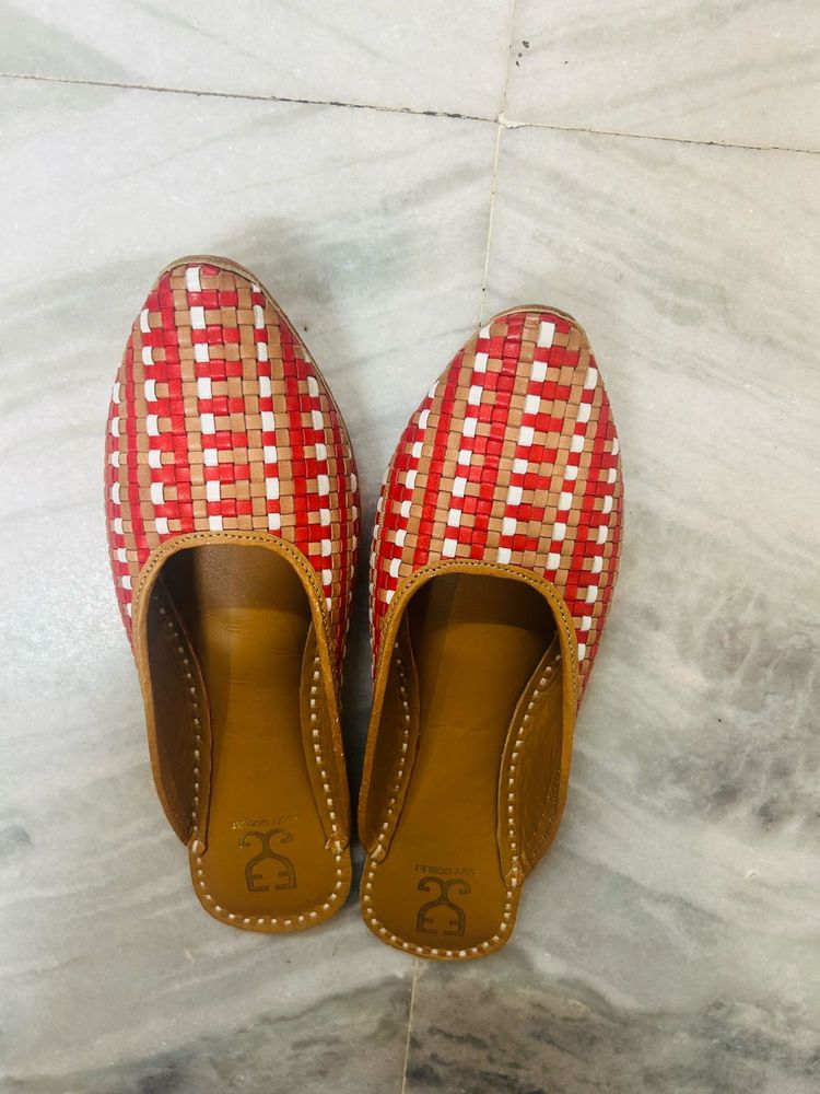 Handwoven Red &amp; Beige Juttis