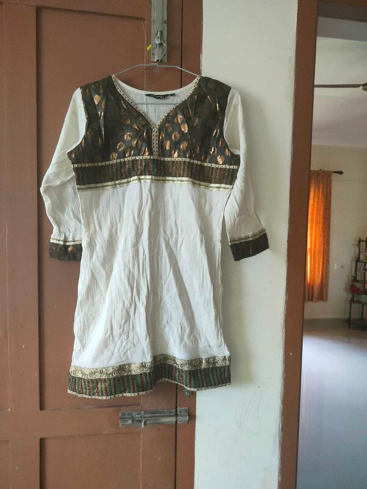 Elegant White &amp; Gold Kurta