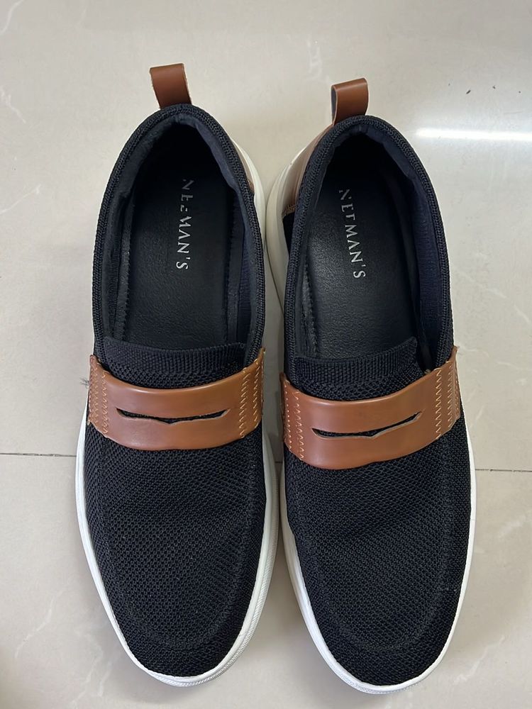 Neeman’s Unisex Black Slip Ons