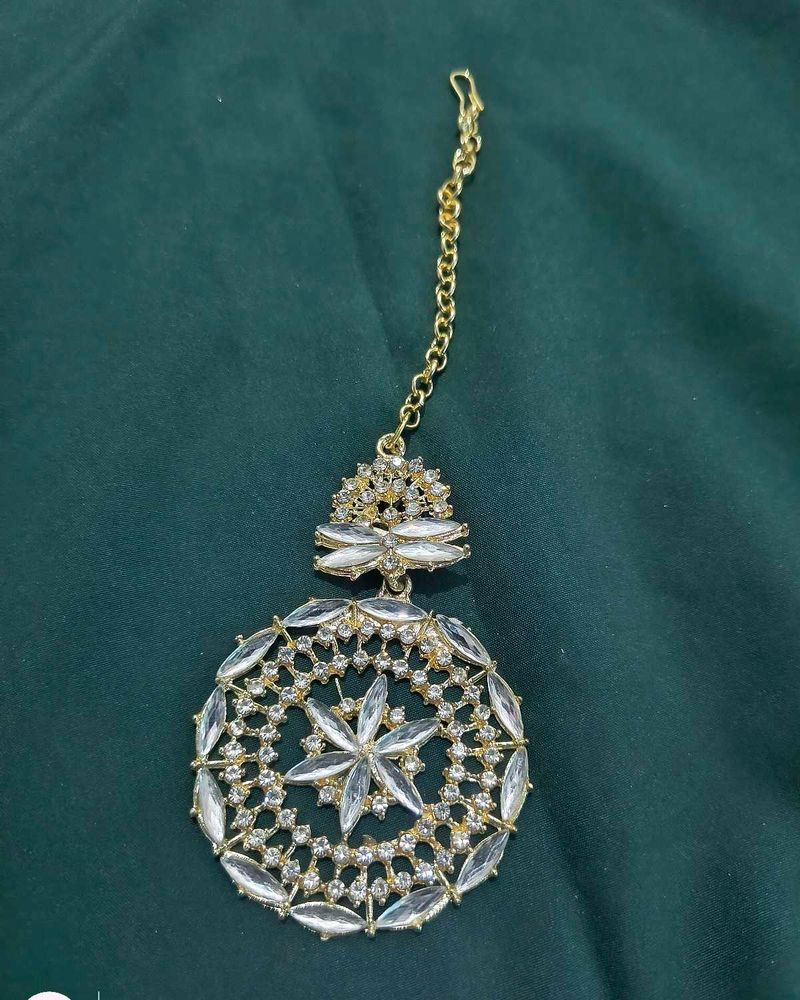 Elegant Crystal Maang Tikka