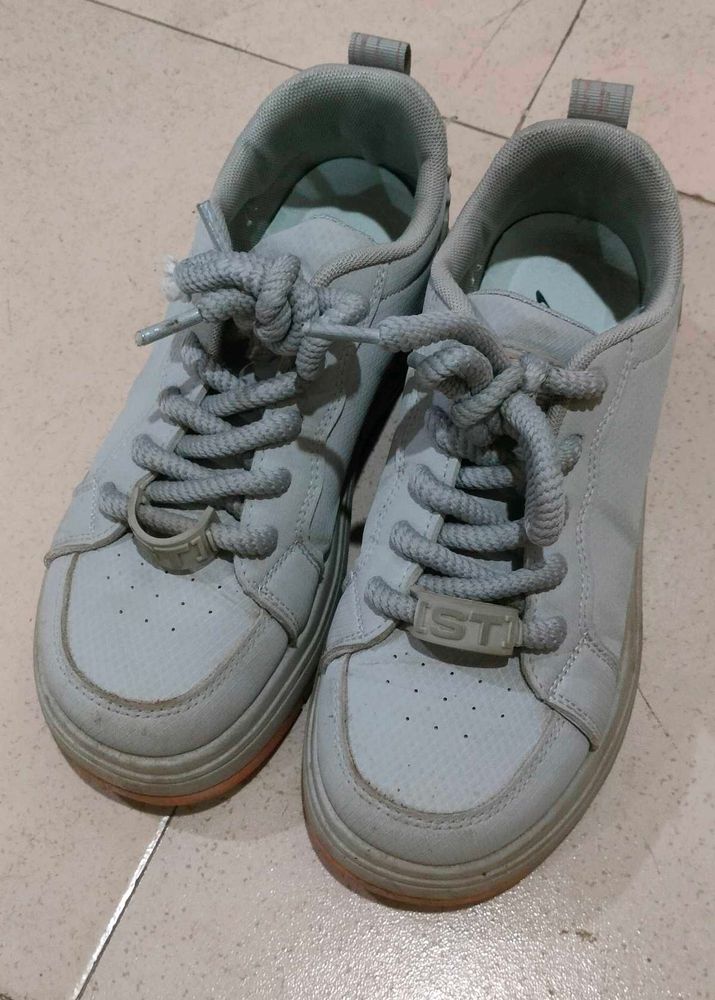 sneakers .....