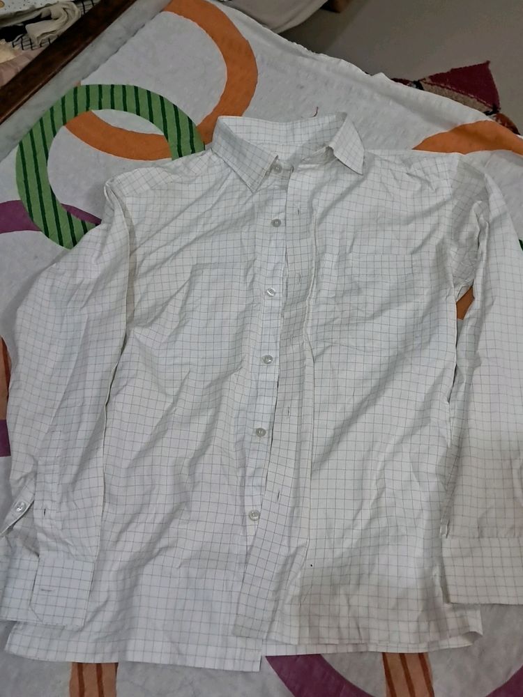 Check  Shirt  White. Full Sleeve.