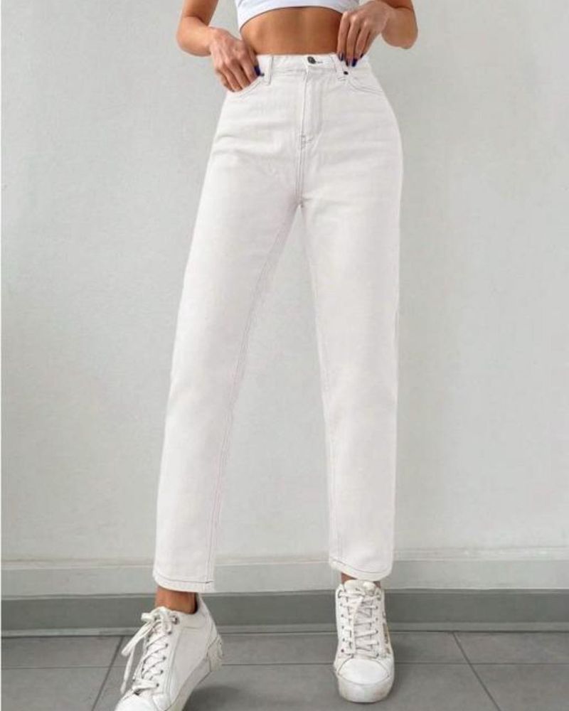 White Straight Leg mon-fit Jeans 👖❤️