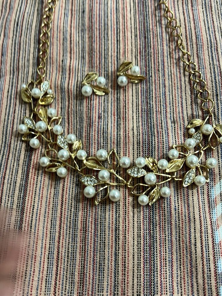 Elegant Pearl &amp; Crystal Necklace Set