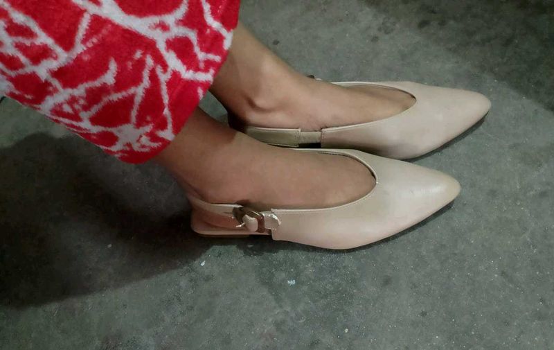 Elegant Pointed-Toe Slingback Flats