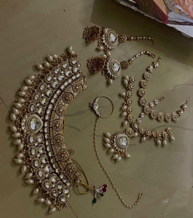 Unused cream kundan necklace