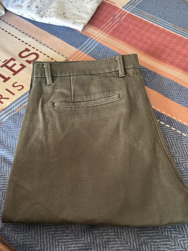 Van Heusen Tapered Fit Chino In Bottle Green Color