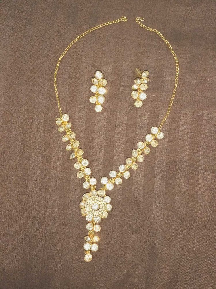 Gold Tone Floral Jewelry Set