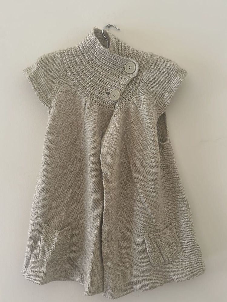 Beautiful Woolen Sweater With Collar Buttons