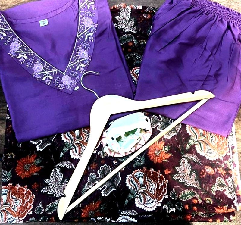 Suit Set Emroidery V Neck