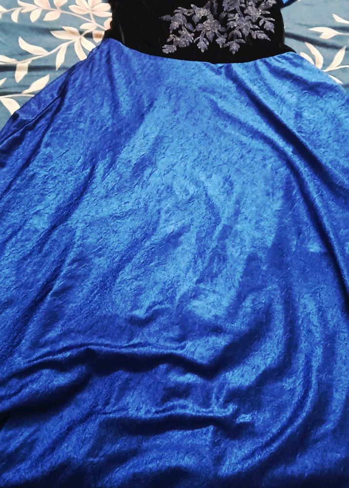 Gown Full Velvet With Half Sleeves Free Size
