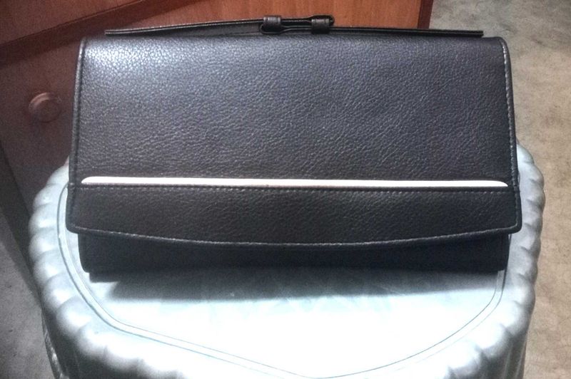 Khadims Clutch