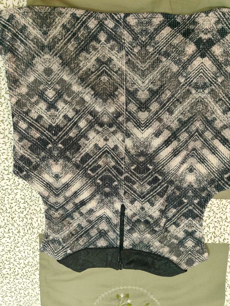 Patterned top with a collar