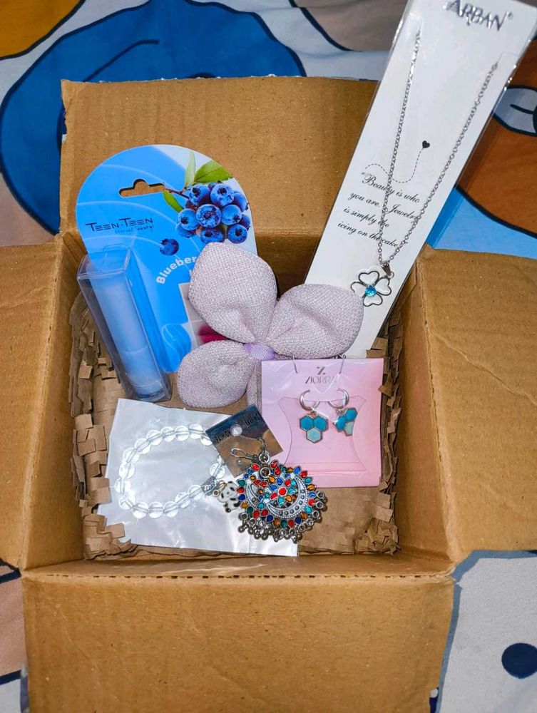 Jewelry &amp; Beauty Hamper✨