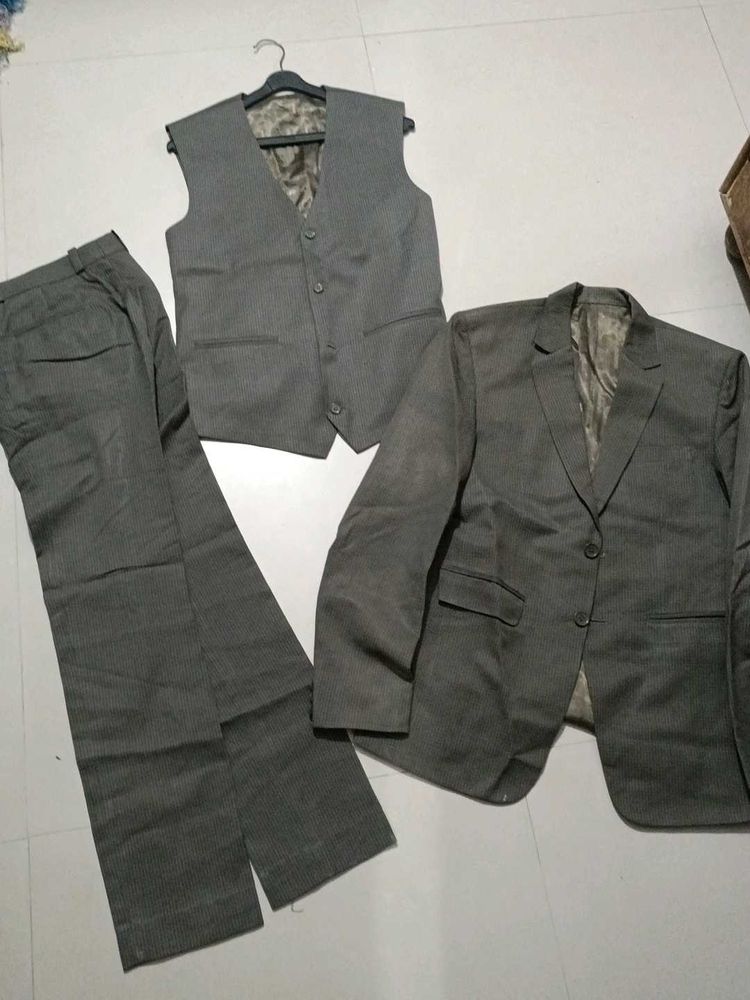 Men&#39;s Suit - Blazer, Vest &amp; Pants