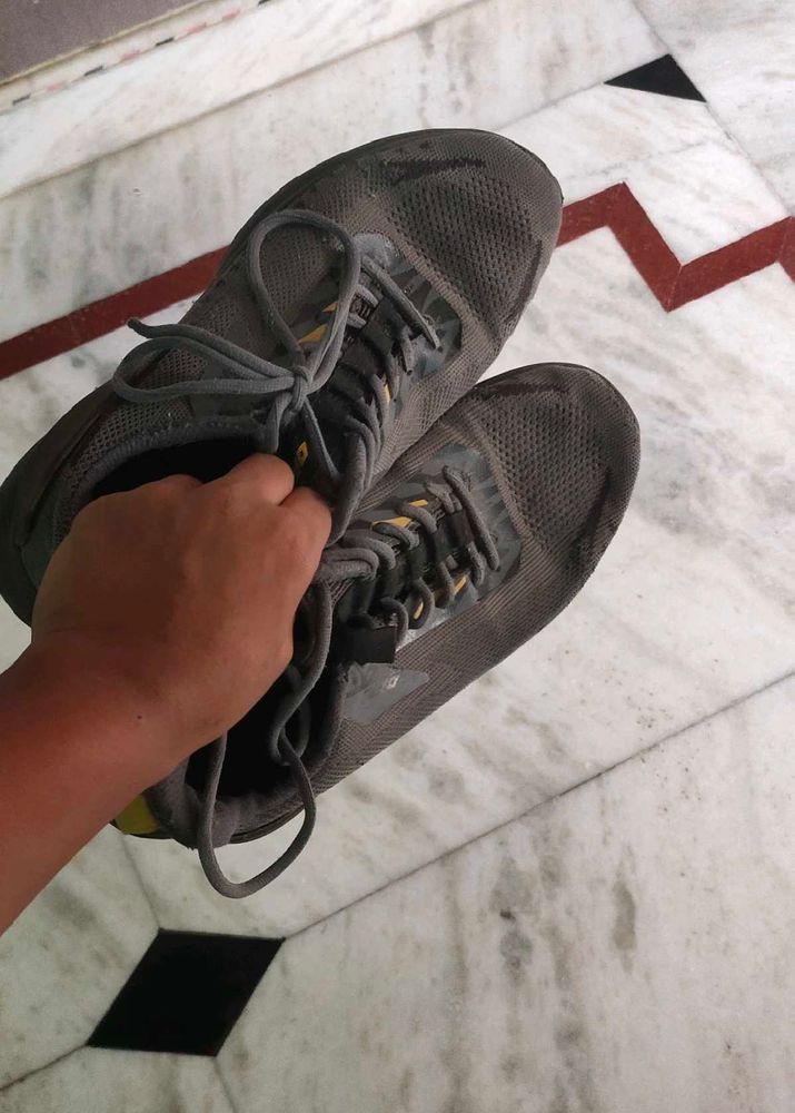 SPORTS SHOES