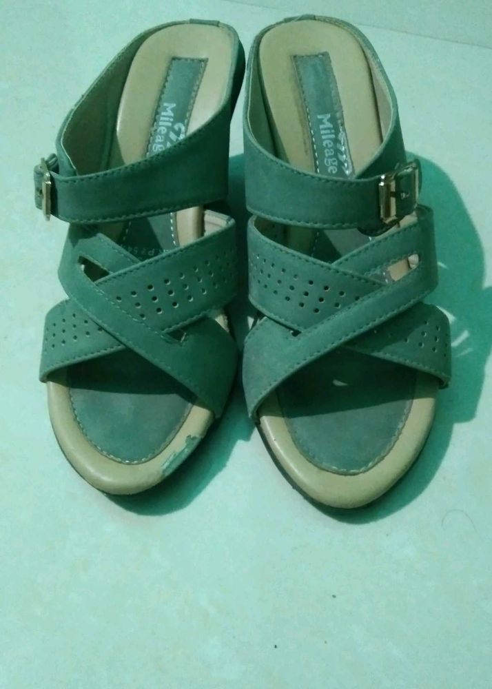 olive green heels 🫒
