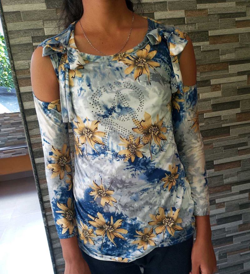 Floral Cut Out Sleeve Top